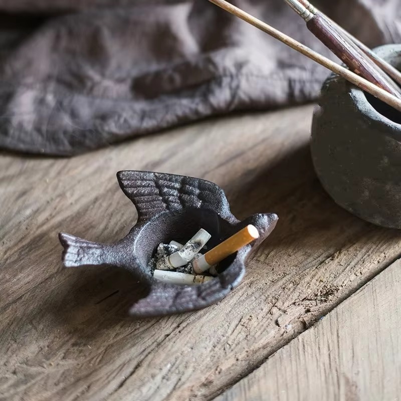 Castiçal estilo nórdico, ferro - Vintage Collectible Ashtrays avaliação e preço